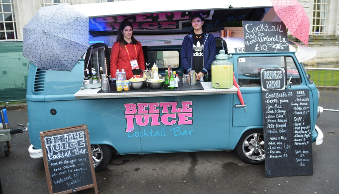 印尼警方拦下一辆载有200多条狗的卡车准备屠宰 印尼警方拦下一辆载有200多条狗的卡车准备屠宰