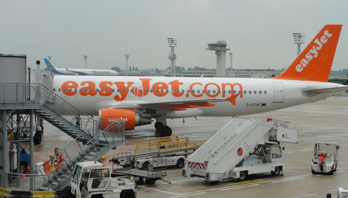 日本飞机起火：379名乘客从东京羽田机场跑道起火的飞机上撤离